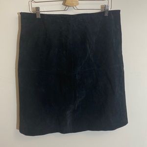 Black Suede Leather Skirt With Zipper In The Back - Size 16
